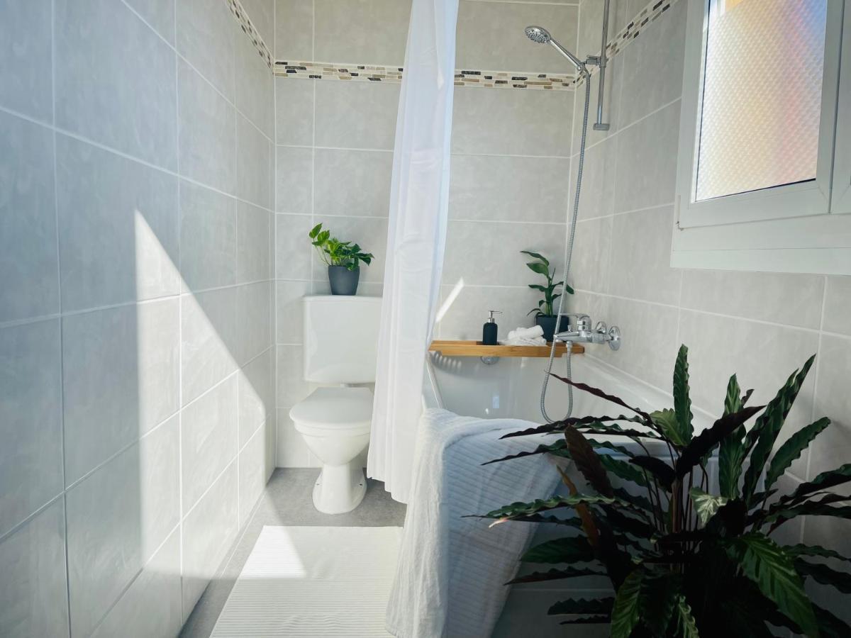 -the Urbanist- Lakeview Free Parking 2bd Fast Wifi *